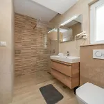 Apartman Family Ravlic With Swimming Pool Makarska
