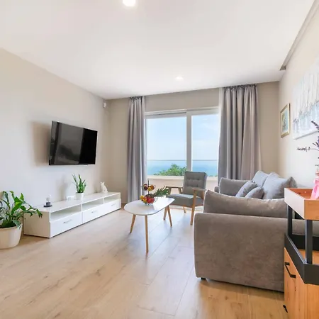 Family Ravlic With Swimming Pool Apartman Makarska