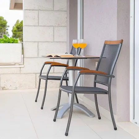 Family Ravlic With Swimming Pool Apartman Makarska
