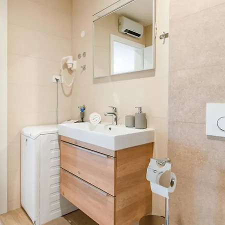 Apartment Family Ravlic - With Swimming Pool