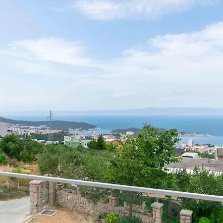 Family Ravlic With Swimming Pool Makarska