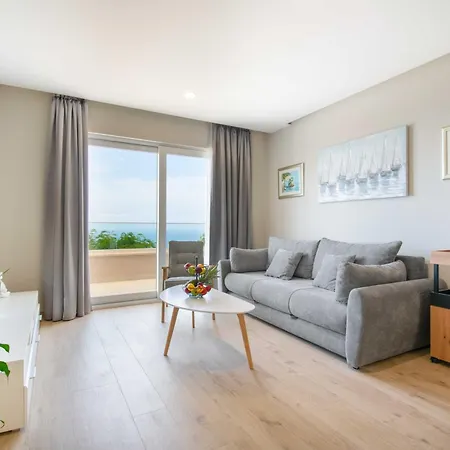 Family Ravlic - With Swimming Pool * Makarska