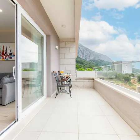 Apartment Family Ravlic - With Swimming Pool Makarska