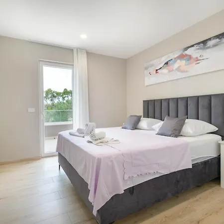 Apartment Family Ravlic - With Swimming Pool Makarska