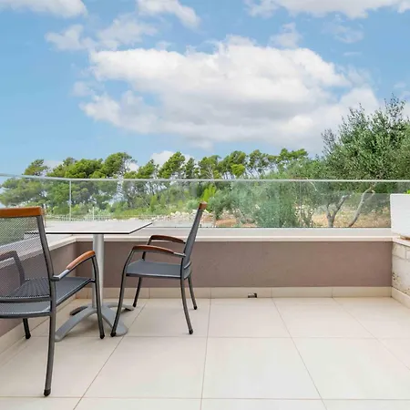 Apartman Family Ravlic With Swimming Pool