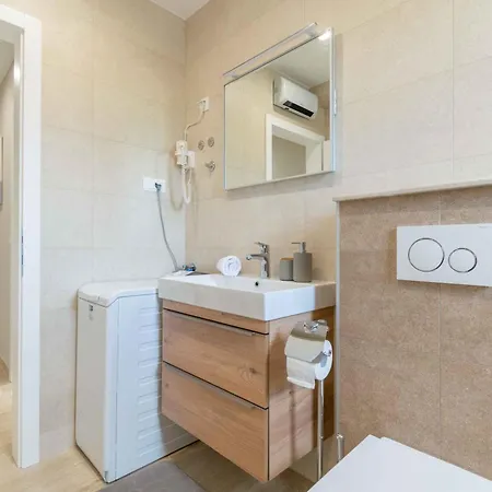 Apartman Family Ravlic With Swimming Pool Makarska