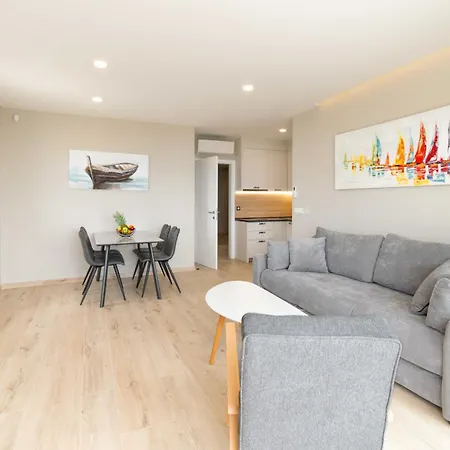 Apartment Family Ravlic - With Swimming Pool *