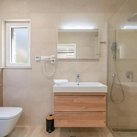 Apartment Family Ravlic - With Swimming Pool