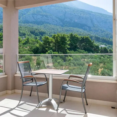 Family Ravlic With Swimming Pool Makarska