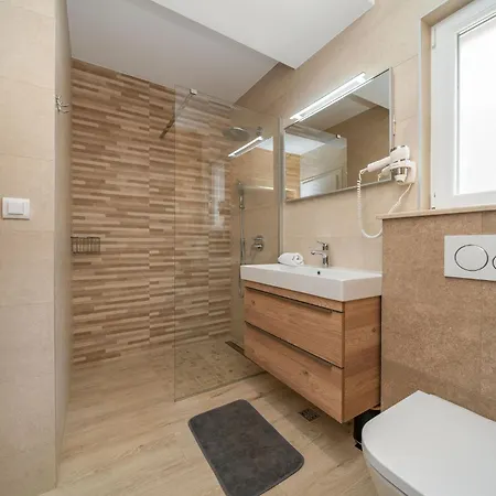 Apartment Family Ravlic - With Swimming Pool Makarska
