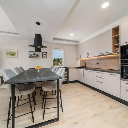 Family Ravlic With Swimming Pool Apartman Makarska
