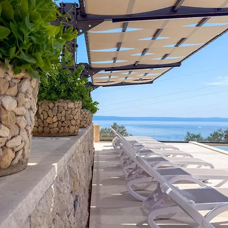 Family Ravlic With Swimming Pool Makarska