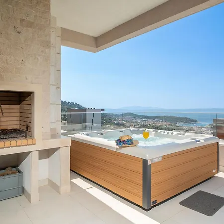 Family Ravlic With Swimming Pool Apartman Makarska