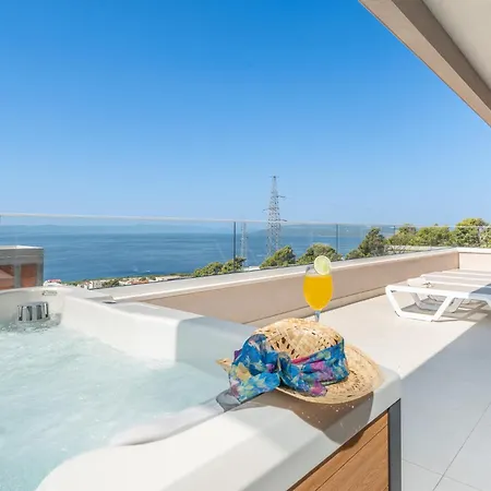 Family Ravlic With Swimming Pool Apartman Makarska