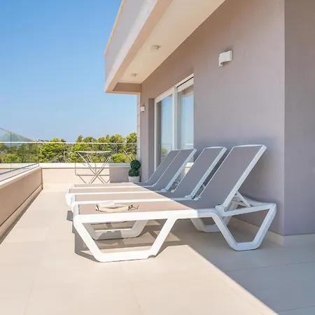 Apartman Family Ravlic With Swimming Pool